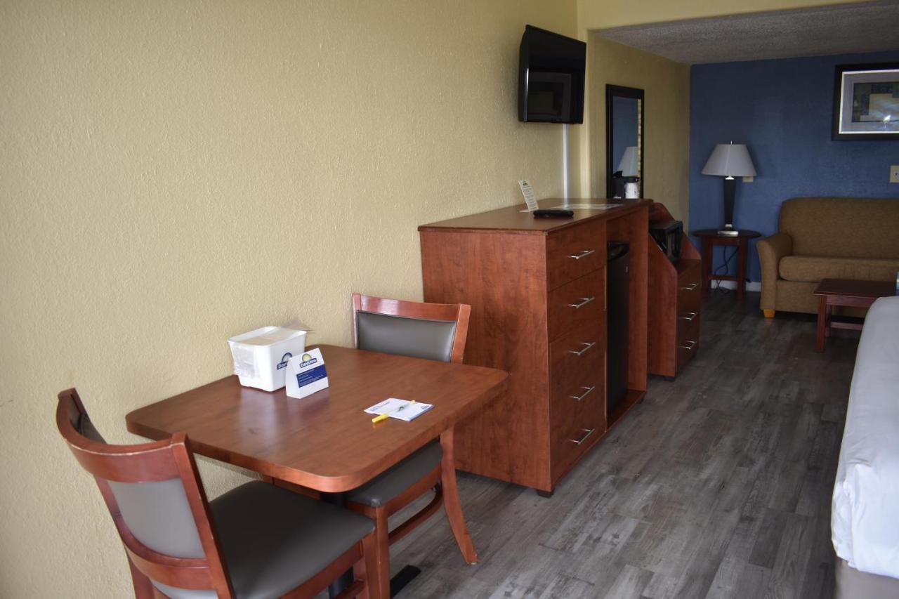 Days Inn By Wyndham Wildwood I-75 Exteriör bild