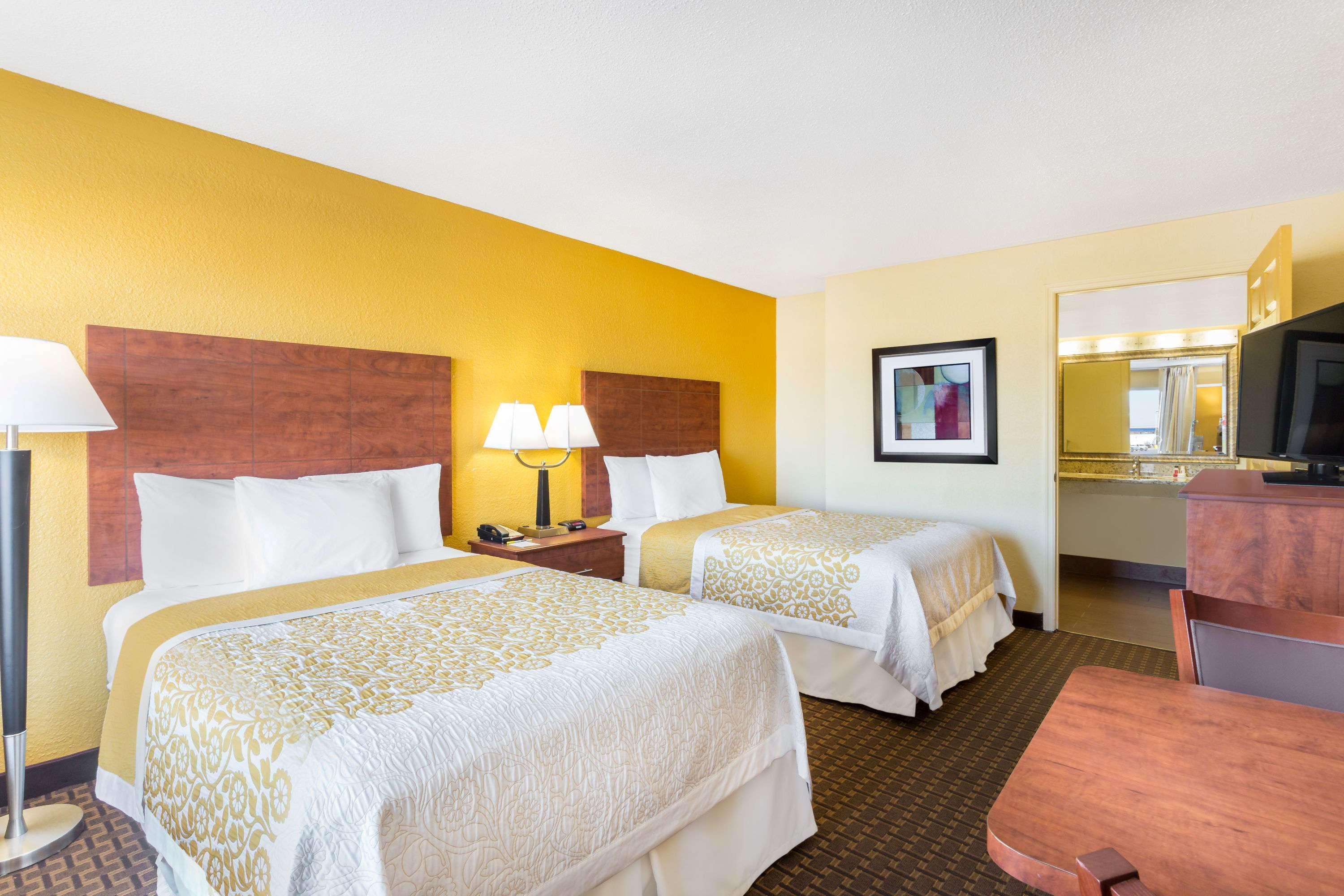 Days Inn By Wyndham Wildwood I-75 Exteriör bild