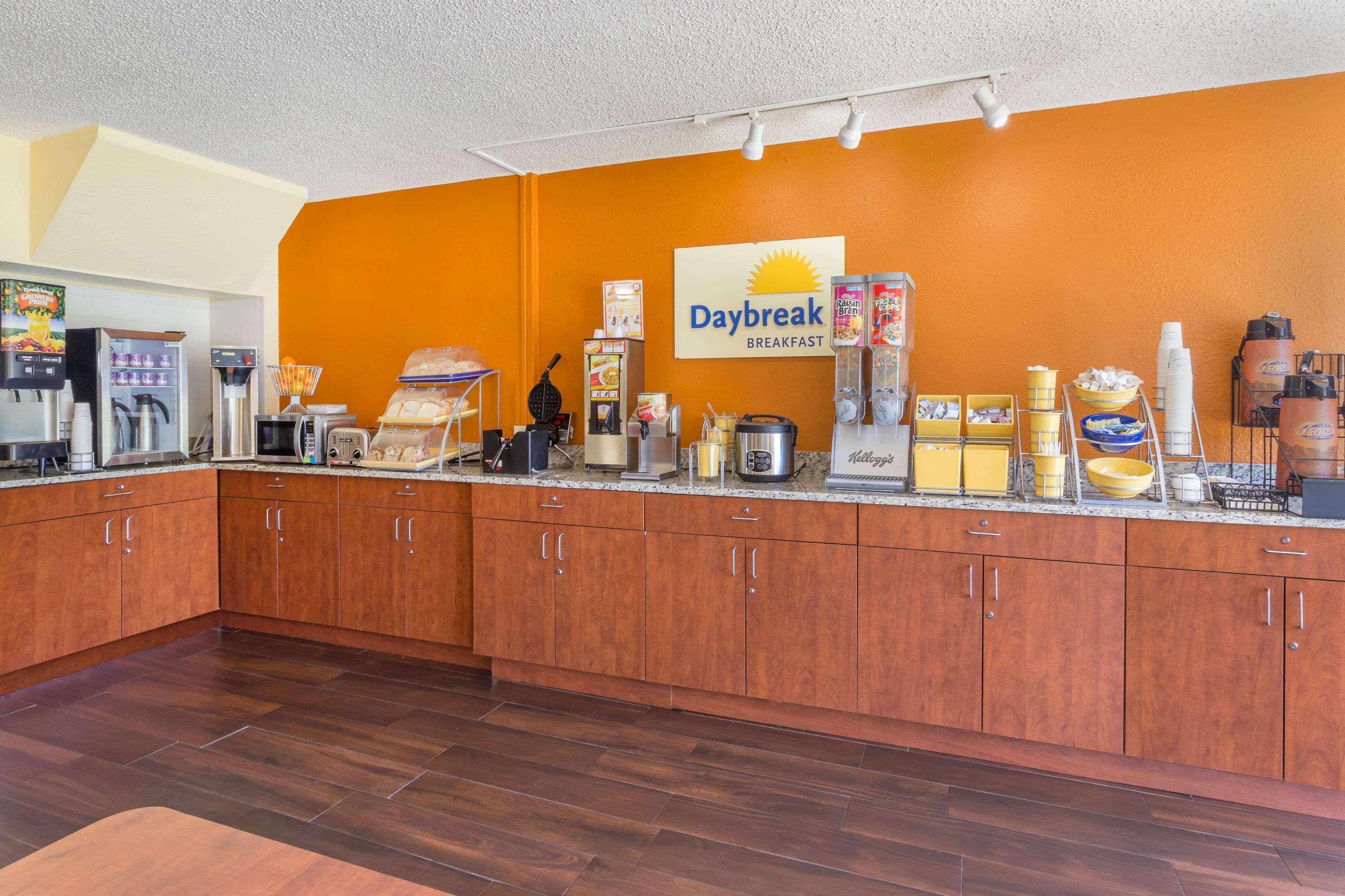 Days Inn By Wyndham Wildwood I-75 Exteriör bild