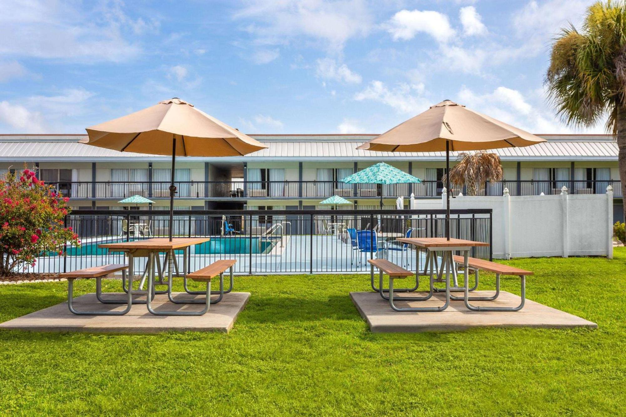 Days Inn By Wyndham Wildwood I-75 Exteriör bild